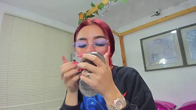 Snapshot of Vaiiolett_ chatting on 09/11/25, 01:22 Vaiiolett online show from 09/11/25, 01:22