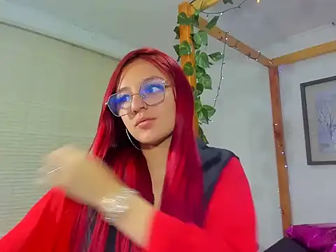 Snapshot of Vaiiolett_ chatting on 11/26/25, 12:28 Vaiiolett online show from 11/26/25, 12:28