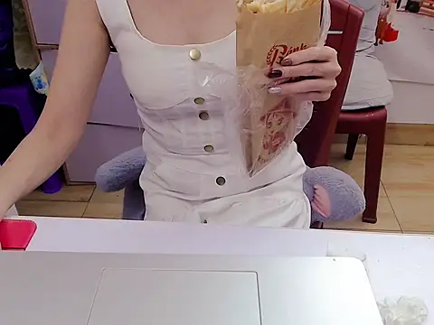 Snapshot of Funnygirl_9x chatting on 12/15/25, 01:32 Funnygirl 9x online show from 12/15/25, 01:32