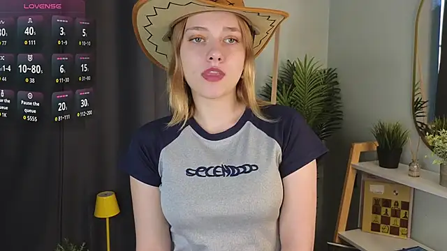 HollieCollelo online show from 10/17/25, 03:10