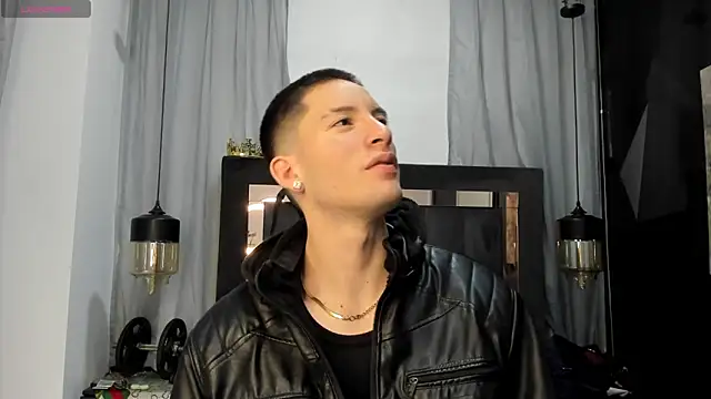 Snapshot of HunterHeat_ chatting on 04/16/26, 12:17 HunterHeat online show from 04/16/26, 12:17