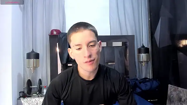 Snapshot of HunterHeat_ chatting on 04/21/26, 01:17 HunterHeat online show from 04/21/26, 01:17
