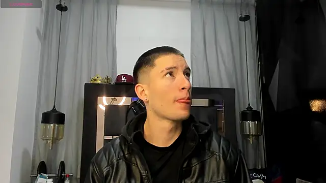 Snapshot of HunterHeat_ chatting on 04/24/26, 12:07 HunterHeat online show from 04/24/26, 12:07