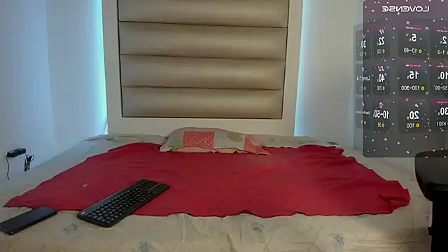 Luna and lindsy online show from 11/27/25, 01:02