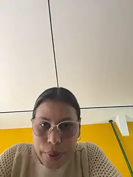 Snapshot of Michluxe_69 chatting on 04/22/26, 09:27 Michluxe 69 online show from 04/22/26, 09:27