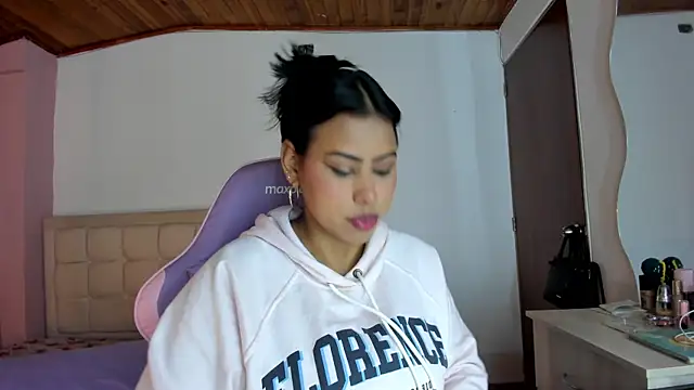 Snapshot of Michluxe_69 chatting on 07/28/26, 02:51 Michluxe 69 online show from 07/28/26, 02:51