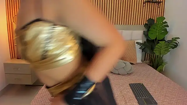 Roseaurora online show from 10/31/25, 12:50