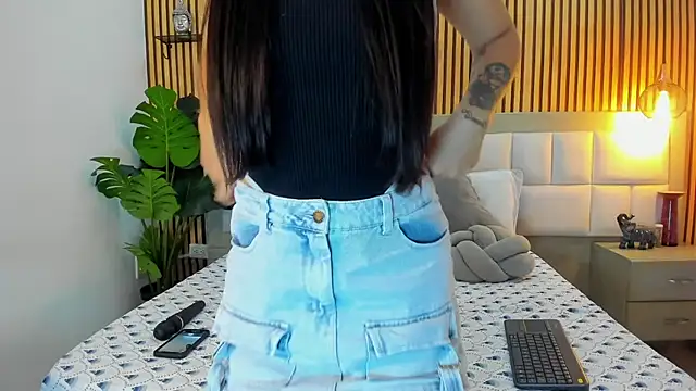 Roseaurora online show from 11/19/25, 01:00