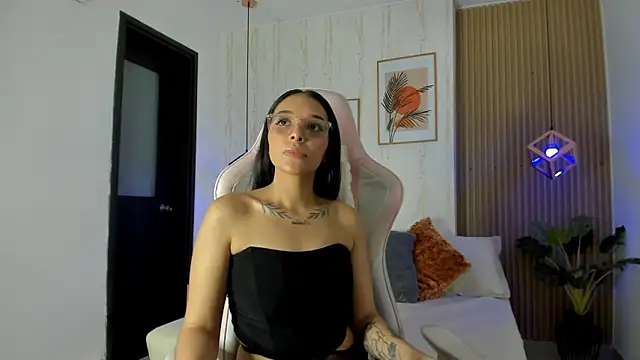 Roseaurora online show from 11/29/25, 07:39