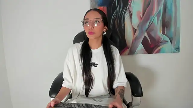 Roseaurora online show from 12/04/25, 12:58