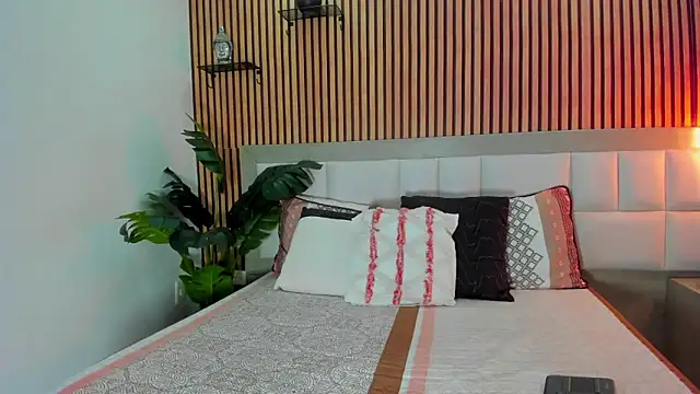 Roseaurora online show from 12/15/25, 12:42