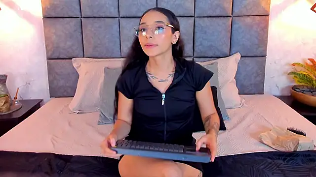 Snapshot of Roseaurora chatting on 05/18/26, 10:43 Roseaurora online show from 05/18/26, 10:43