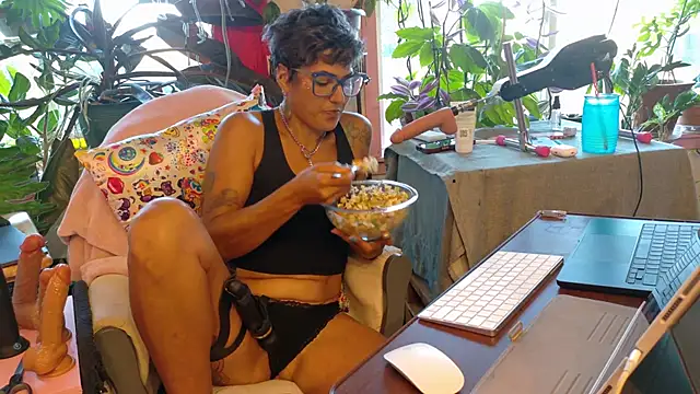 Snapshot of kinkycanner chatting on 07/04/26, 02:40 kinkycanner online show from 07/04/26, 02:40