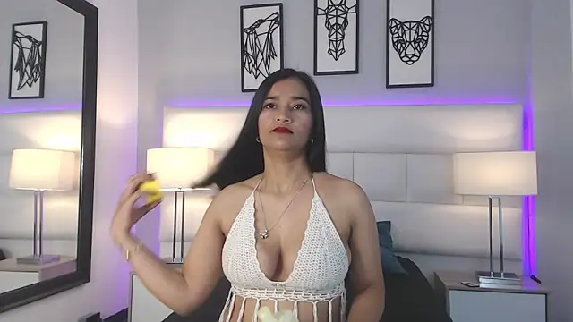 Valeria Velez  online show from 10/23/25, 08:18