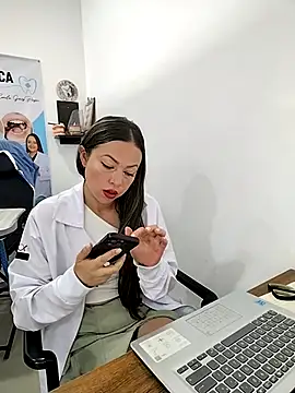 Snapshot of Madisson-04_ chatting on 11/16/25, 12:33 Madisson-04 online show from 11/16/25, 12:33