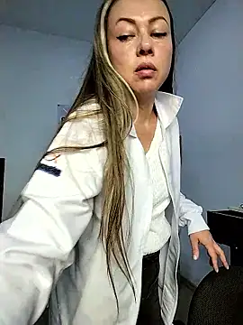 Snapshot of Madisson-04_ chatting on 11/30/25, 06:45 Madisson-04 online show from 11/30/25, 06:45