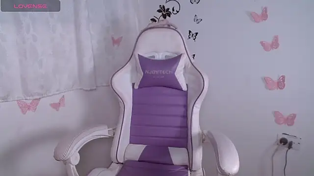 Snapshot of Violet-Flow chatting on 04/17/26, 06:00 Violet-Flow online show from 04/17/26, 06:00