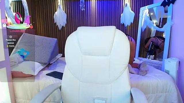 AlanaWalker9 online show from 10/18/25, 03:53