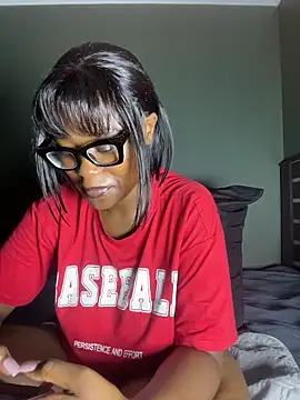 Snapshot of Moonzy77 chatting on 03/05/26, 12:28 Moonzy77 online show from 03/05/26, 12:28