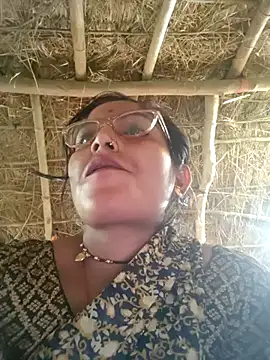 Snapshot of LUCKY_cut chatting on 10/08/25, 03:04 LUCKY cut online show from 10/08/25, 03:04