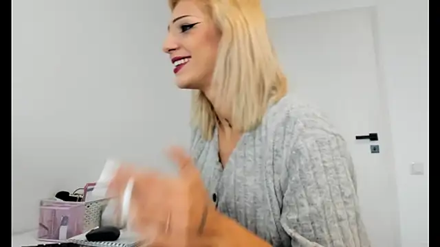 crystalxx18 online show from 10/06/25, 08:01