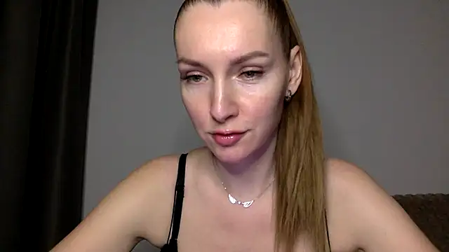 Snapshot of Varnyx chatting on 11/16/25, 04:01 Varnyx online show from 11/16/25, 04:01