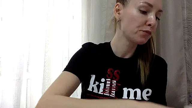 Snapshot of Varnyx chatting on 11/21/25, 10:25 Varnyx online show from 11/21/25, 10:25