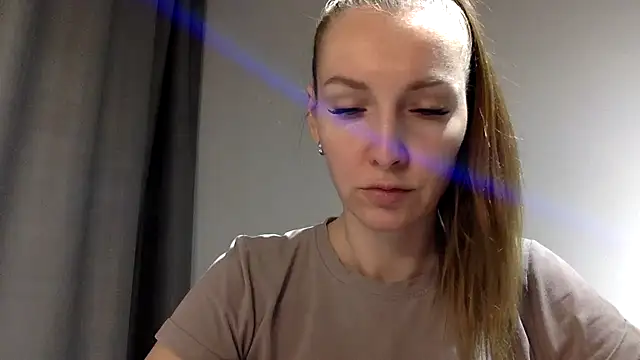 Snapshot of Varnyx chatting on 11/25/25, 07:14 Varnyx online show from 11/25/25, 07:14