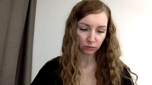 Snapshot of Varnyx chatting on 12/21/25, 04:25 Varnyx online show from 12/21/25, 04:25