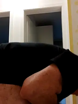 Snapshot of Oldmenhot66 chatting on 10/17/25, 04:20 Oldmenhot66 online show from 10/17/25, 04:20