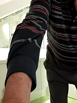 Snapshot of Oldmenhot66 chatting on 04/10/26, 03:23 Oldmenhot66 online show from 04/10/26, 03:23