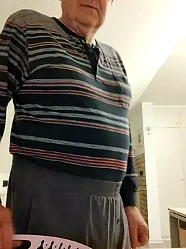 Snapshot of Oldmenhot66 chatting on 04/19/26, 03:28 Oldmenhot66 online show from 04/19/26, 03:28