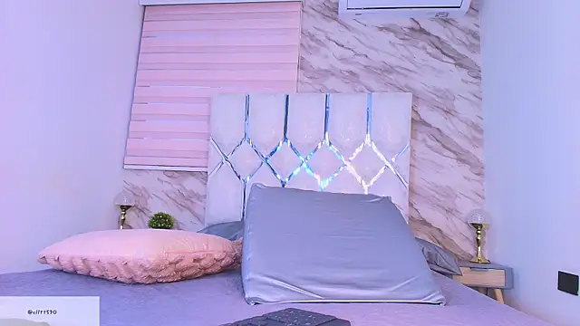 Snapshot of collet_1 chatting on 04/18/26, 12:20 collet 1 online show from 04/18/26, 12:20