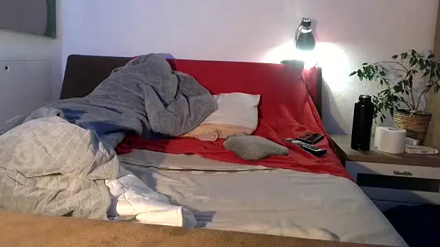 Snapshot of EdelHolz91 chatting on 10/03/25, 05:37 EdelHolz91 online show from 10/03/25, 05:37