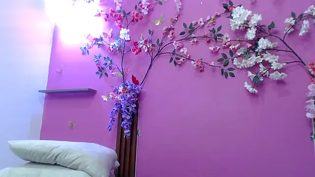 skinnysofia18 online show from 04/19/26, 06:10