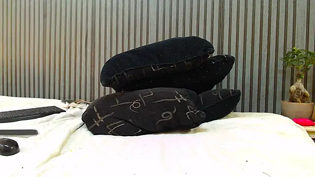 Snapshot of ROYALASS25 chatting on 03/31/26, 09:43 ROYALASS25 online show from 03/31/26, 09:43