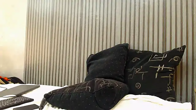 Snapshot of ROYALASS25 chatting on 04/12/26, 08:19 ROYALASS25 online show from 04/12/26, 08:19