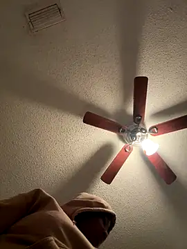 Snapshot of luvluvbubblesxo chatting on 12/14/25, 12:05 luvluvbubblesxo online show from 12/14/25, 12:05