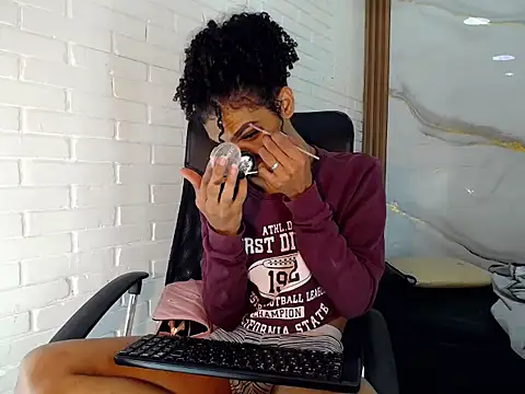 Snapshot of Penelopee_Rouse chatting on 09/25/25, 08:01 Penelopee Rouse online show from 09/25/25, 08:01