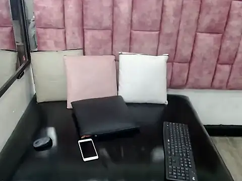 Snapshot of Penelopee_Rouse chatting on 10/27/25, 08:13 Penelopee Rouse online show from 10/27/25, 08:13