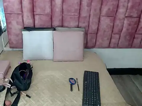 Snapshot of Penelopee_Rouse chatting on 10/29/25, 12:51 Penelopee Rouse online show from 10/29/25, 12:51