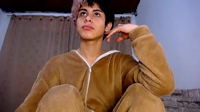 Snapshot of DaraKat18 chatting on 04/05/26, 10:18 DaraKat18 online show from 04/05/26, 10:18