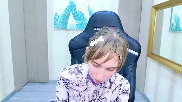 Snapshot of Beverly_Gomes chatting on 12/19/25, 10:22 Beverly Gomes online show from 12/19/25, 10:22