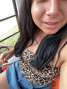 Snapshot of Alaia33200 chatting on 03/25/26, 10:27 Alaia33200 online show from 03/25/26, 10:27