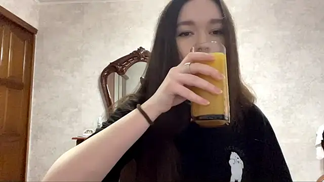 Pikmigirl18 online show from 09/25/25, 12:31