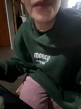 Snapshot of Almendrasexy chatting on 10/27/25, 06:23 Almendrasexy online show from 10/27/25, 06:23