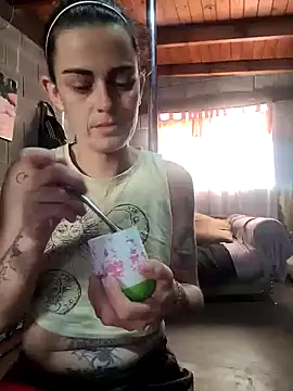 Snapshot of Almendrasexy chatting on 11/25/25, 11:32 Almendrasexy online show from 11/25/25, 11:32