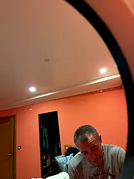 Snapshot of ruberofre chatting on 09/24/25, 10:02 ruberofre online show from 09/24/25, 10:02