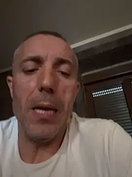 Snapshot of ruberofre chatting on 10/16/25, 01:45 ruberofre online show from 10/16/25, 01:45