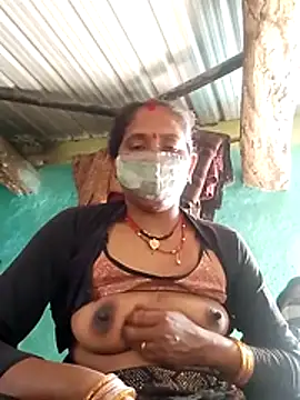 Snapshot of CUTE-004 chatting on 04/08/26, 10:04 CUTE-004 online show from 04/08/26, 10:04